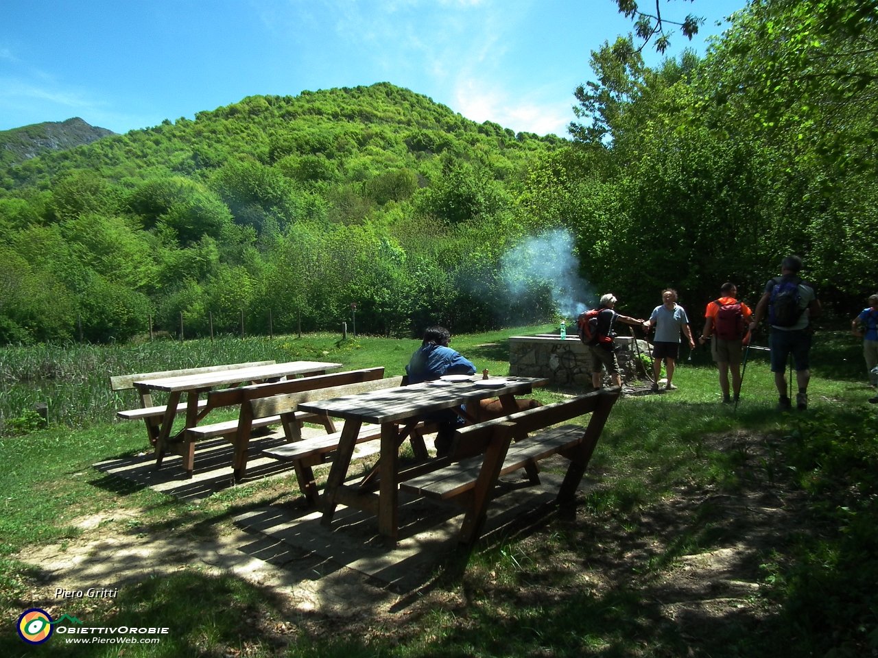 54 area attrezzata  con tavoli, panche e griglie....JPG